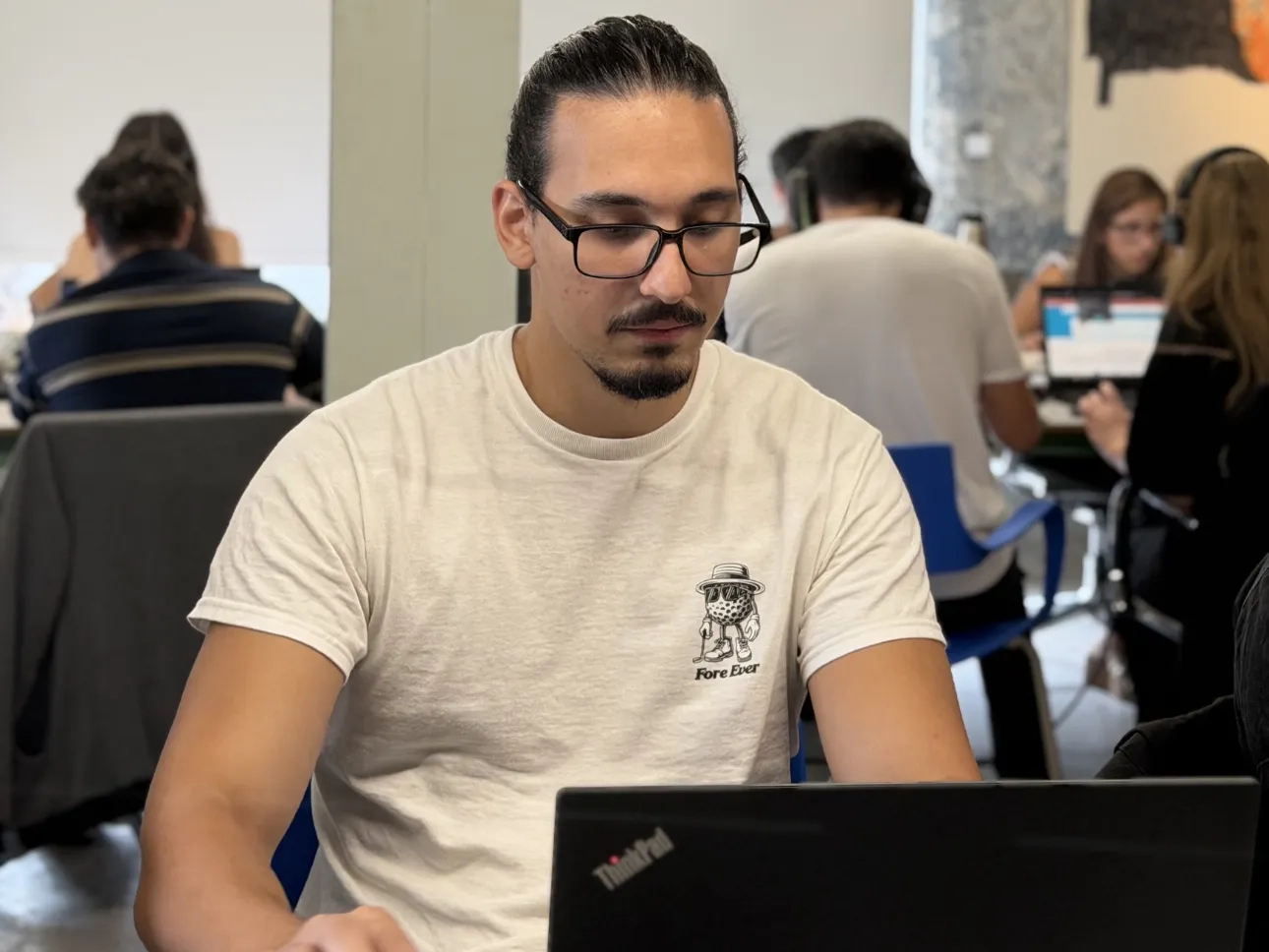 Estudiante interactuando con un asistente académico impulsado por inteligencia artificial.