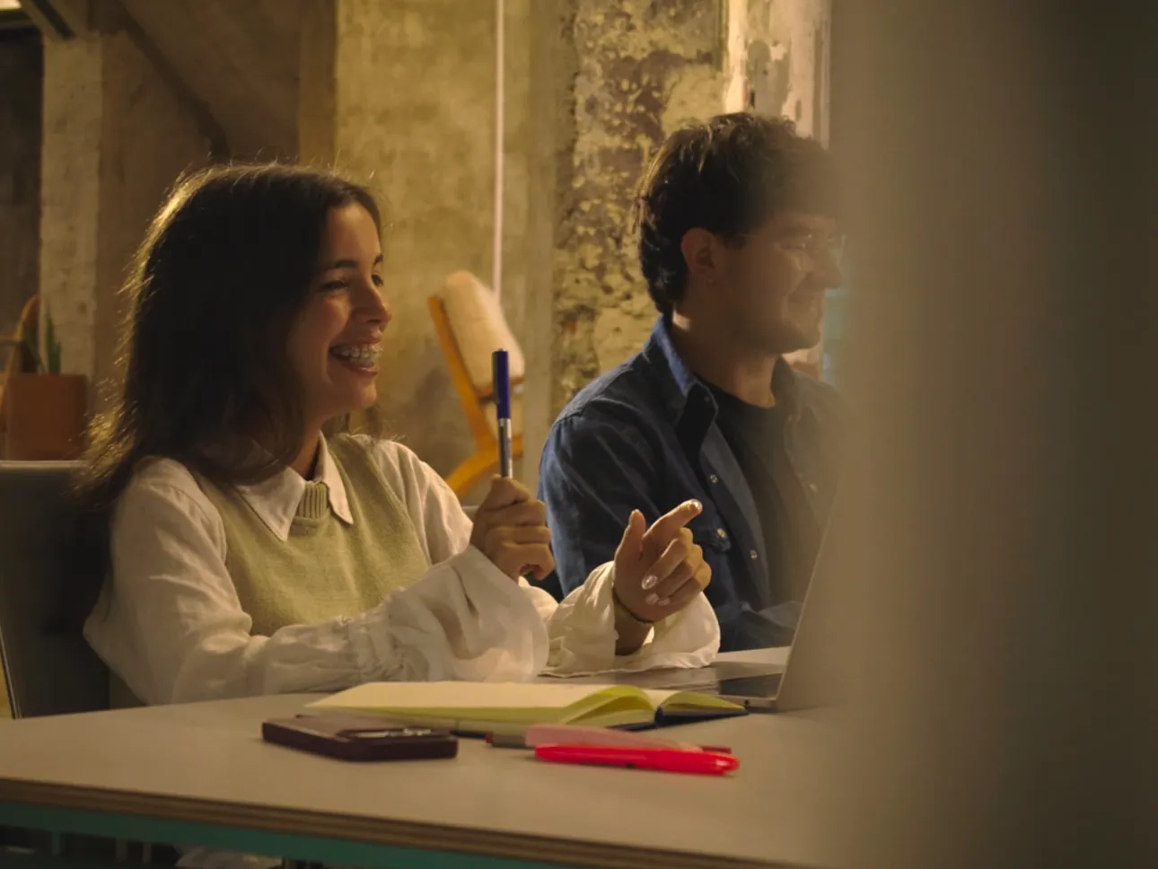 Estudiante utilizando Aprendiz, el asistente académico con inteligencia artificial 24/7.